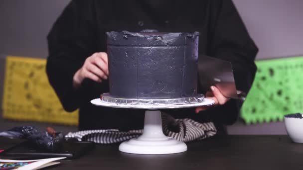 Stap Voor Stap Baker Berijpen Gelaagde Chocolate Cake Met Een — Stockvideo