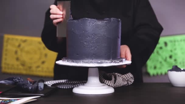Schritt Für Schritt Bäcker Zuckerguss Mehrschichtige Schokoladenkuchen Mit Einem Schwarzen — Stockvideo