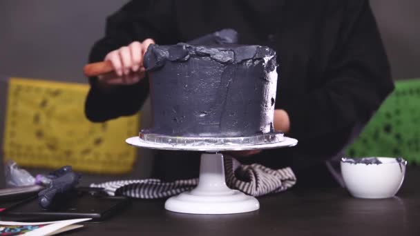 Schritt Für Schritt Bäcker Zuckerguss Mehrschichtige Schokoladenkuchen Mit Einem Schwarzen — Stockvideo
