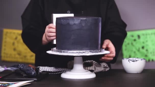 一步一步 贝克糖霜多层巧克力蛋糕与意大利黑色奶油糖霜 — 图库视频影像