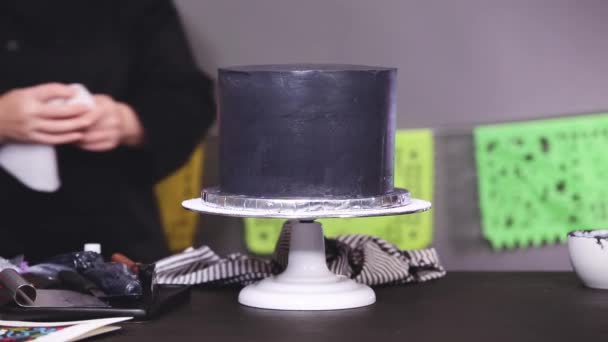 Stap Voor Stap Baker Berijpen Gelaagde Chocolate Cake Met Een — Stockvideo