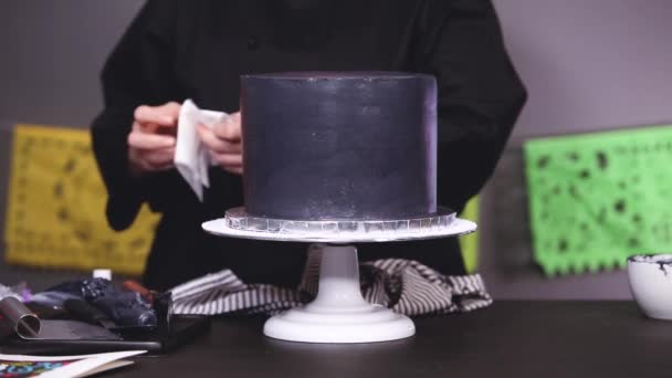 Steg För Steg Baker Frosting Multilayer Chokladkaka Med Svart Italienska — Stockvideo