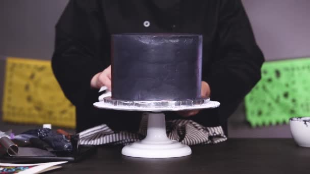 Шаг Шагом Пекарь Глазурь Многослойный Шоколадный Торт Черным Итальянским Кремом — стоковое видео