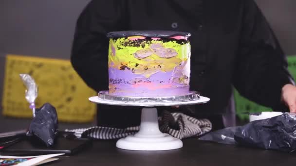 Zeitraffer Schritt Für Schritt Bäcker Zuckerguss Mehrschichtige Schokoladenkuchen Mit Einem — Stockvideo