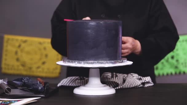 Шаг Шагом Пекарь Наносит Блестящую Пыль Кистью Черный Многослойный Торт — стоковое видео