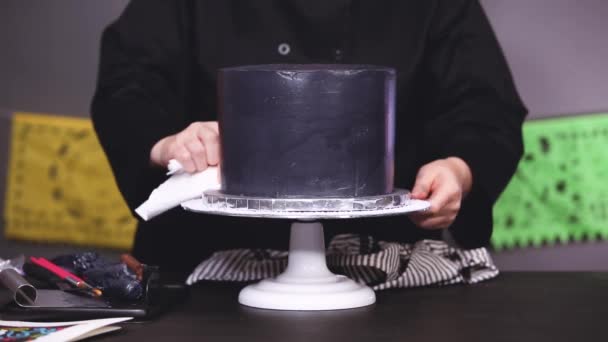 一步一步 贝克用刷子把闪闪发光的灰尘涂在一个黑色的多层蛋糕上 — 图库视频影像