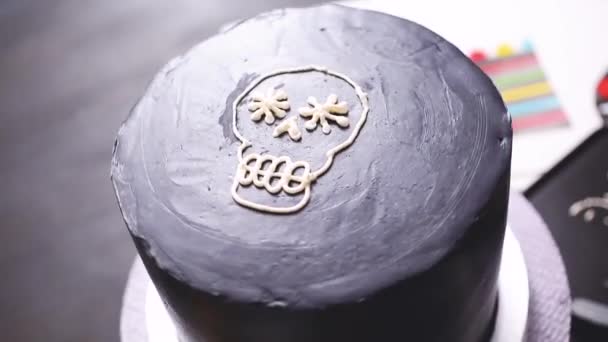 Шаг Шагом Пекарь Украшает Многослойный Торт Праздника Dia Los Muertos — стоковое видео