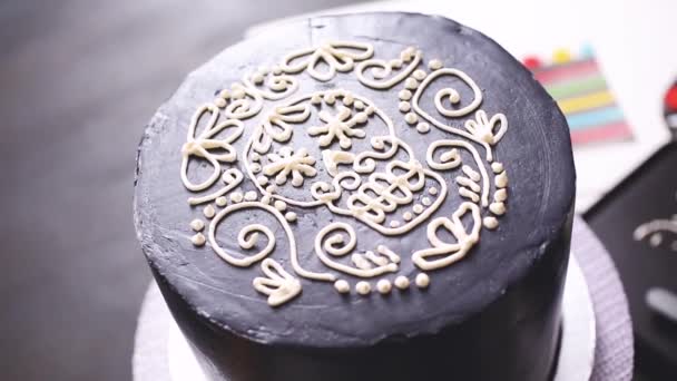 一步一步 贝克装饰多层蛋糕为 Diad Muertos — 图库视频影像
