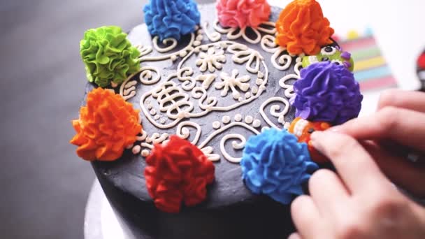 一歩一歩 カラフルなイタリア Buttercream のフロスティングと多層のチョコレート ケーキを飾るパン — ストック動画