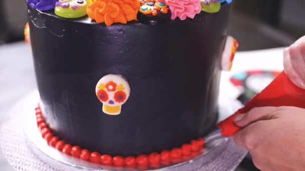 Schritt Für Schritt Bäcker Dekoriert Mehrschichtigen Schokoladenkuchen Mit Bunten Italienischen — Stockvideo