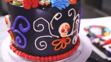Adım adım. Baker renkli İtalyan buttercream frosting ile çok katmanlı çikolata pasta süsleme.