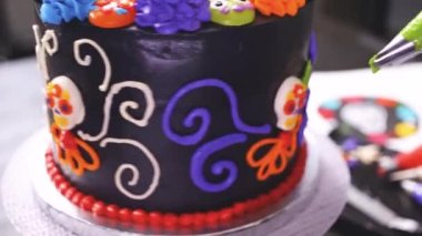 Adım adım. Baker renkli İtalyan buttercream frosting ile çok katmanlı çikolata pasta süsleme.