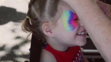 Carnaval küçük kızın yüzü boyalı