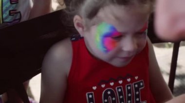 Carnaval küçük kızın yüzü boyalı