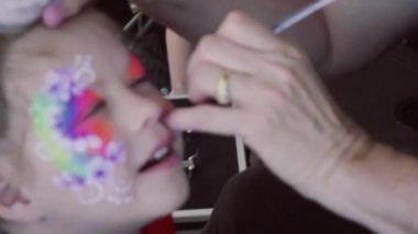 Carnaval küçük kızın yüzü boyalı