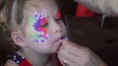 Carnaval küçük kızın yüzü boyalı