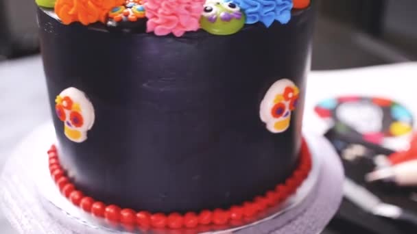 Крок Кроком Бейкер Прикрашати Багатошарових Шоколадного Торта Глазур Барвисті Італійський — стокове відео