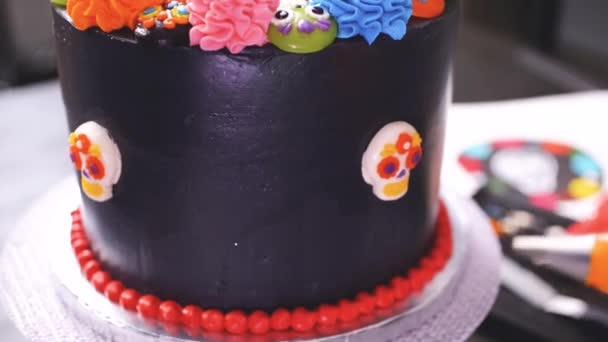 Lépésről Lépésre Színes Olasz Vajkrém Fagyosan Többrétegű Csokoládétorta Decorating Baker — Stock videók