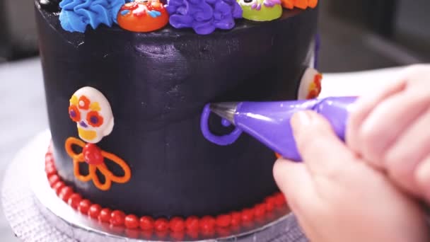 Adım Adım Baker Renkli Talyan Buttercream Frosting Ile Çok Katmanlı — Stok video