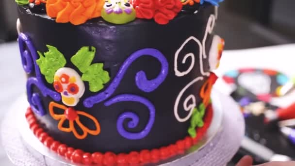 Krok Kroku Baker Dekorowanie Wielowarstwowe Ciasto Czekoladowe Kolorowe Włoski Buttercream — Wideo stockowe