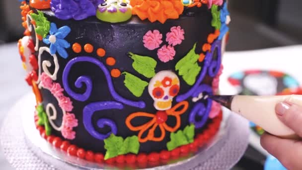 Шаг Шагом Пекарь Украшает Многослойный Шоколадный Торт Красочной Глазурью Итальянского — стоковое видео