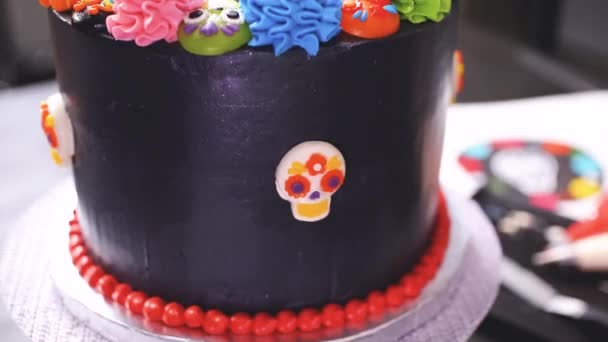 Время Истекло Шаг Шагом Пекарь Украшает Многослойный Шоколадный Торт Красочной — стоковое видео