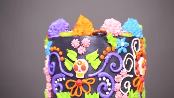美食家 Dya Los Muertos 蛋糕在一个黑色蛋糕摊上装饰着五颜六色的奶油糖霜和胶质纸杯蛋糕顶盖 — 图库视频影像