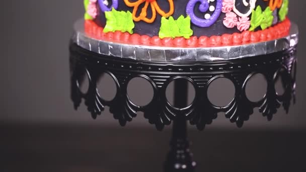 Gourmet Dia Los Muertos Kuchen Dekoriert Mit Buntem Buttercreme Zuckerguss — Stockvideo