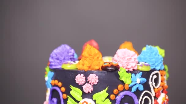 Gourmet Dia Los Muertos Tårta Dekorerad Med Färgglada Buttercream Frosting — Stockvideo