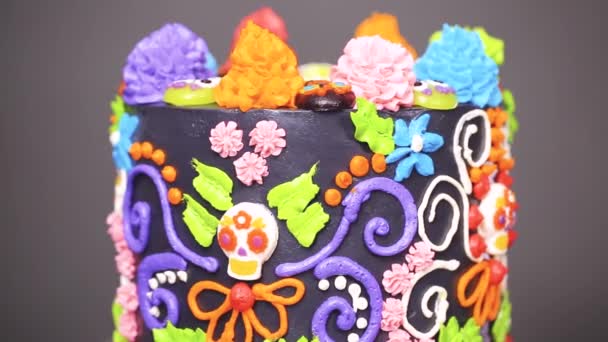 美食家 Dya Los Muertos 蛋糕在一个黑色蛋糕摊上装饰着五颜六色的奶油糖霜和胶质纸杯蛋糕顶盖 — 图库视频影像