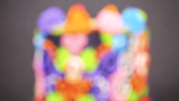 Renkli Buttercream Frosting Sakızlı Kek Toppers Bir Siyah Kek Stand — Stok video