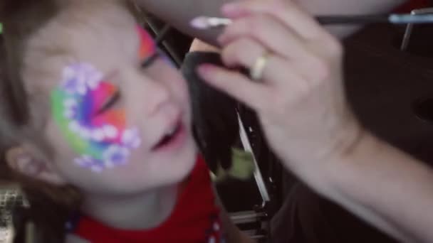Kleines Mädchen Lässt Sich Beim Karneval Das Gesicht Schminken — Stockvideo