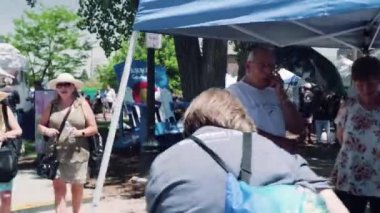 Parker, Colorado, ABD-Haziran 9, 2018 - Main street yerel karnavalında satıcıları ile