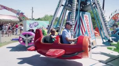 Parker, Colorado, ABD-Haziran 9, 2018 - sürmek küçük kasaba karnavalında çocuklar.