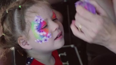 Parker, Colorado, ABD-Haziran 9, 2018 - yüz boyama standında küçük kasaba karnaval.