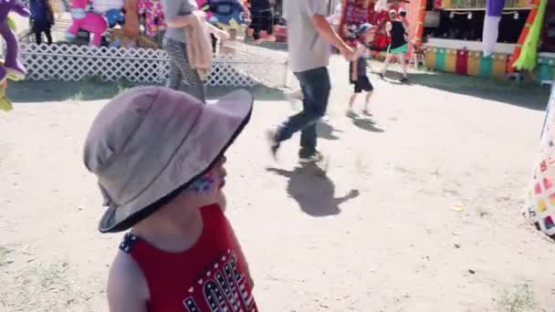 Parker Colorado Estados Unidos Junio 2018 Niños Cabalgan Carnaval Pequeña — Vídeo de stock