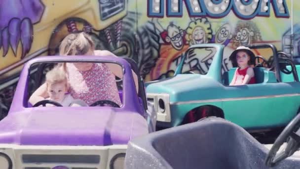 パーカー コロラド州 2018 子供の小さな町のカーニバルでの乗り物 — ストック動画