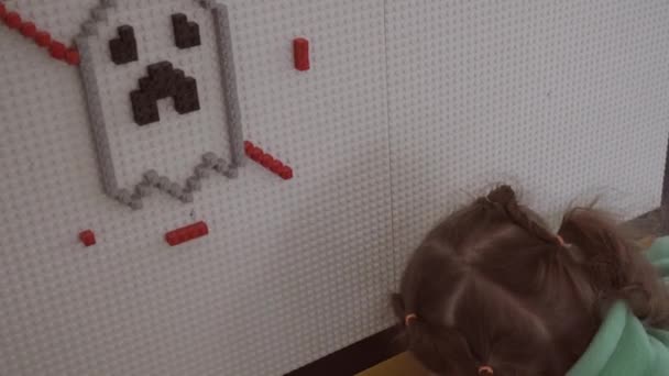 博尔德 科罗拉多 2018年5月28日 小女孩玩乐高积木块在白板上 — 图库视频影像