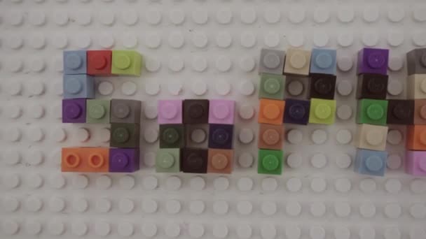 Boulder Colorado Usa May 2018 Kleines Mädchen Spielt Mit Legosteinen — Stockvideo