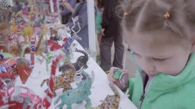 Boulder, Colorado, ABD-Mayıs 28, 2018 - metal heykeller Boulder Creek Festivali'nde geri dönüşümlü malzemeden küçük kız