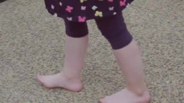 Boulder, Colorado, ABD-Mayıs 28, 2018 - Bahçesi Halk Kütüphanesi yanında çocuklar.