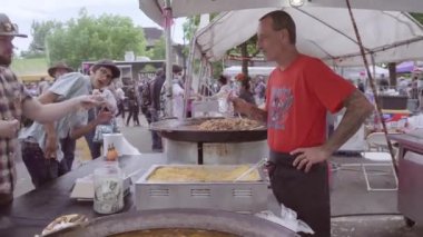 Boulder, Colorado, ABD-Mayıs 28, 2018 - Boulder Creek Festivali'nde pişirme sokak gıda