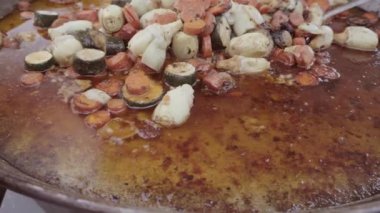 Boulder, Colorado, ABD-Mayıs 28, 2018 - Boulder Creek Festivali'nde pişirme sokak gıda