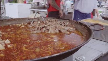 Boulder, Colorado, ABD-Mayıs 28, 2018 - Boulder Creek Festivali'nde pişirme sokak gıda