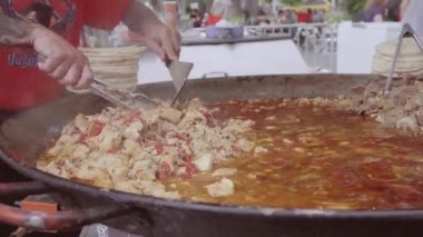 Boulder, Colorado, ABD-Mayıs 28, 2018 - Boulder Creek Festivali'nde pişirme sokak gıda