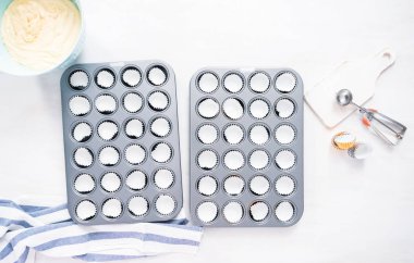 Düz yatıyordu. Mini muffin pan kek hamuru ile doldurma.