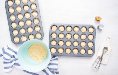Düz yatıyordu. Mini muffin pan kek hamuru ile doldurma.