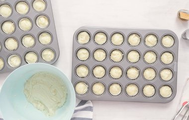 Düz yatıyordu. Mini muffin pan kek hamuru ile doldurma.