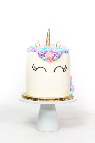 グルメ ユニコーンつや消し白の背景にピンクと紫のバター クリーム ケーキ — ストック写真