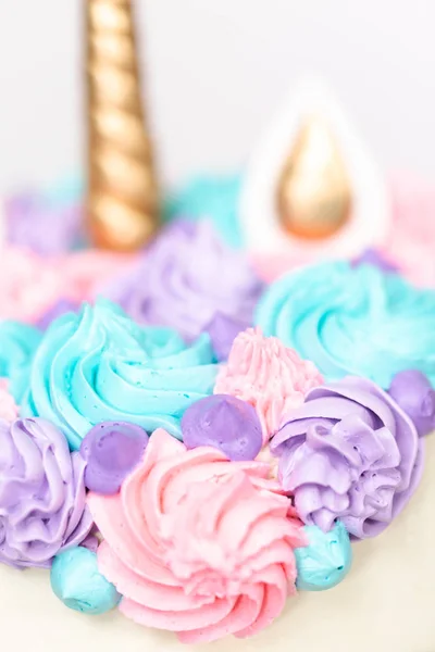 美食独角兽蛋糕与粉红色和紫色的奶油在白色背景上 — 图库照片